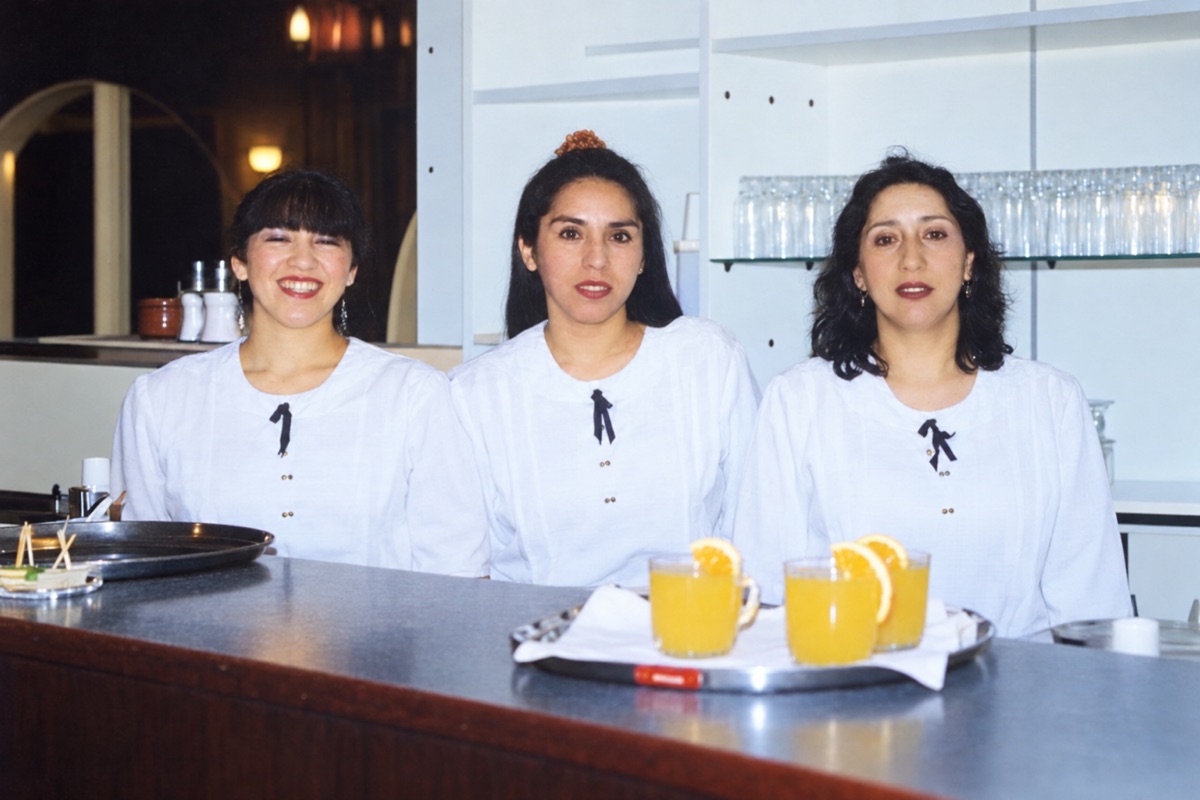 Fotografía histórica restaurada de Sandra, Mabel y María Eugenia como garzonas de Restaurant Sacho