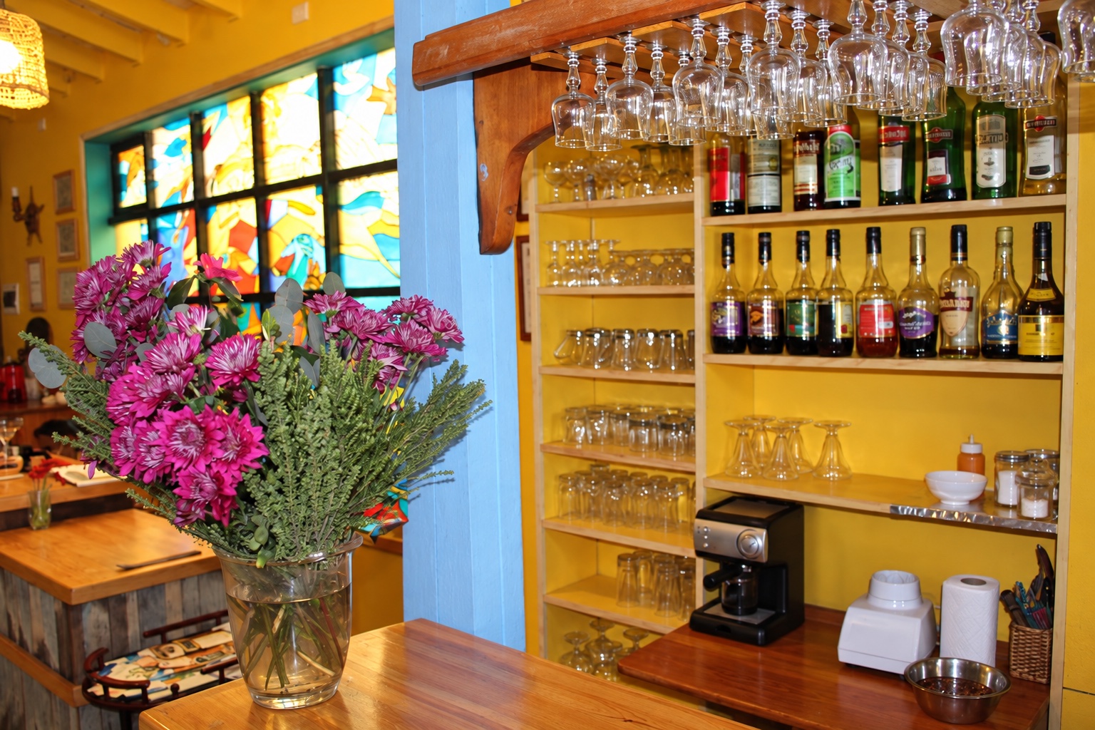 Flores y barra de Restaurant Sacho